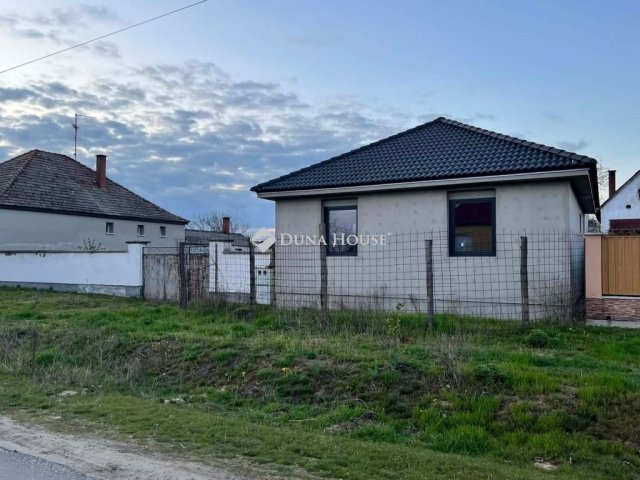 Eladó családi ház, Érsekcsanádon 35 M Ft, 4 szobás