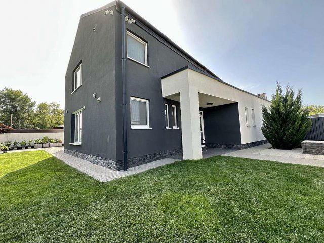 Eladó családi ház, Vácon 200 M Ft, 3+1 szobás