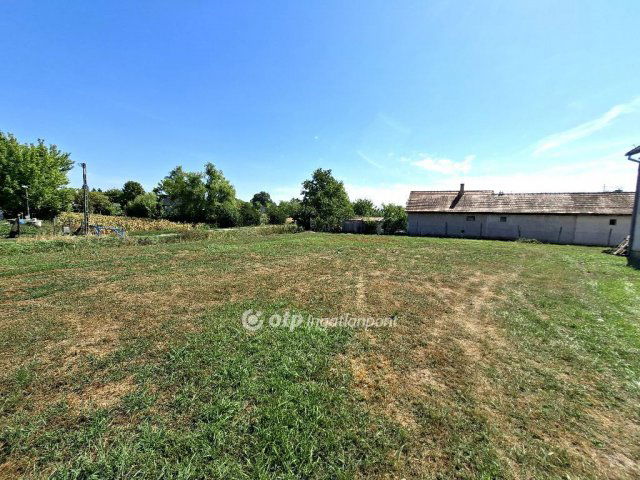 Eladó ipari ingatlan, Martonvásáron 105 M Ft