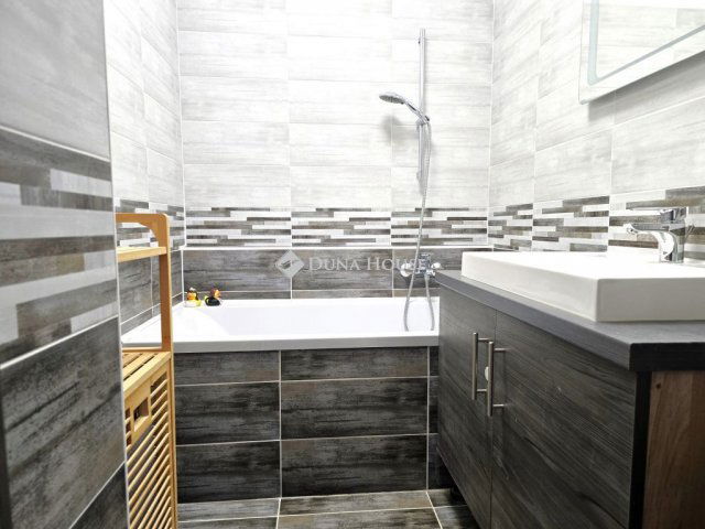 Eladó panellakás, Pécsett 54.9 M Ft, 3 szobás