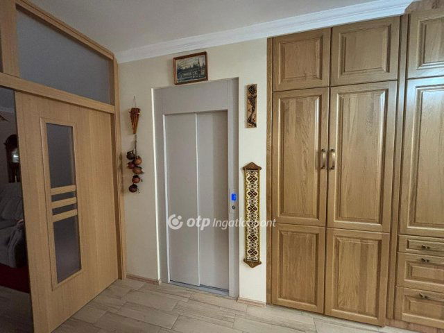 Eladó családi ház, Hajdúböszörményen 170 M Ft, 4+1 szobás