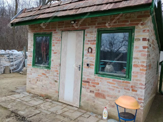 Eladó családi ház, Esztergomban 16 M Ft, 2 szobás