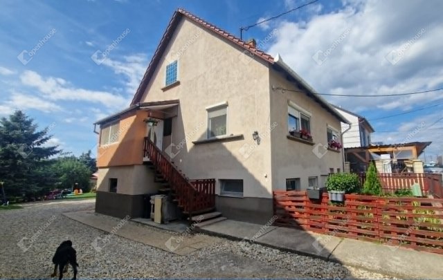 Eladó családi ház, Ácson 71.9 M Ft, 6 szobás