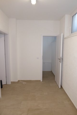 Kiadó üzlethelyiség, Pécsett, Koller utcában 70 E Ft / hó
