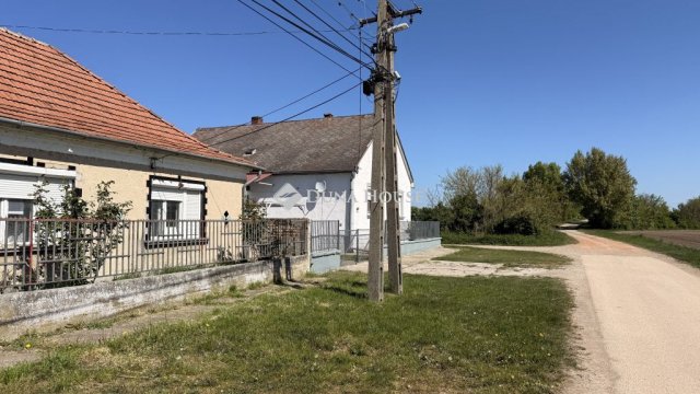 Eladó családi ház, Mosonszentmiklóson, Akácos utcában 19.9 M Ft