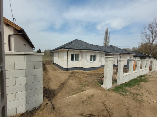 Eladó ikerház, Erdőkertesen 109.5 M Ft, 5 szobás