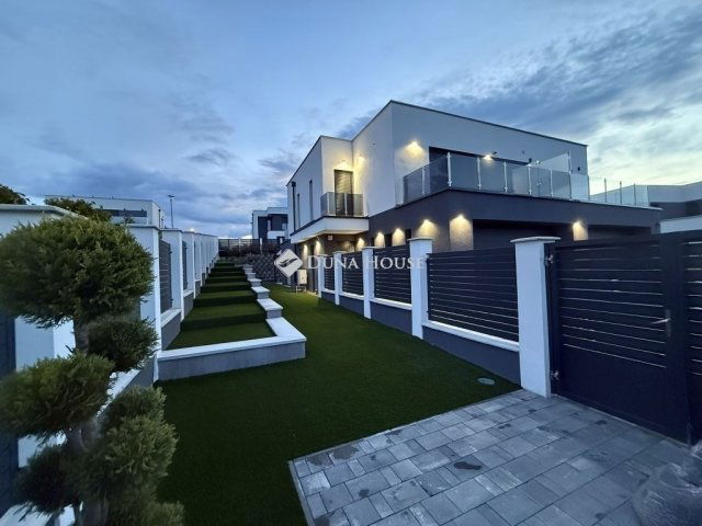 Eladó ikerház, Mogyoródon 229.5 M Ft, 4 szobás