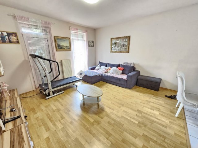 Eladó téglalakás, Pápán 51.3 M Ft, 3 szobás