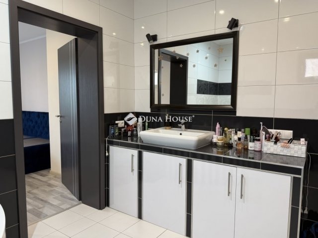 Eladó családi ház, Péterin 155 M Ft, 3 szobás