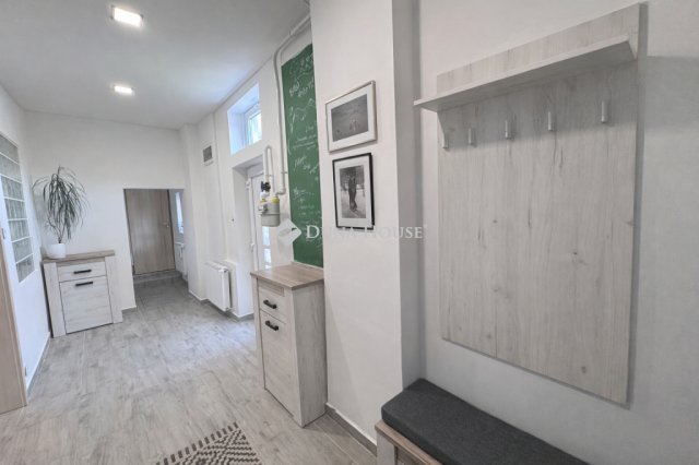 Eladó családi ház, Pécsett 79.99 M Ft, 3 szobás