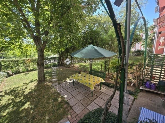Eladó panellakás, Pécsett 61.9 M Ft, 4 szobás
