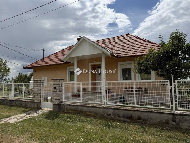 Eladó családi ház, Pécsett 115 M Ft, 4 szobás