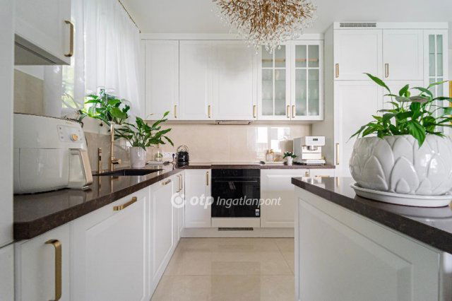 Eladó téglalakás, Budapesten, XII. kerületben 399.9 M Ft