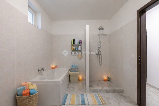 Eladó családi ház, Erdőkertesen 109.9 M Ft, 5 szobás