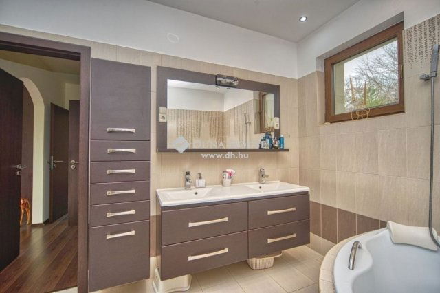 Eladó családi ház, Pilisszentkereszten 299 M Ft, 5 szobás