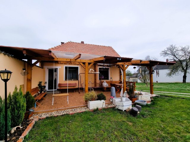 Eladó családi ház, Hegyeshalomban 96.25 M Ft, 2 szobás