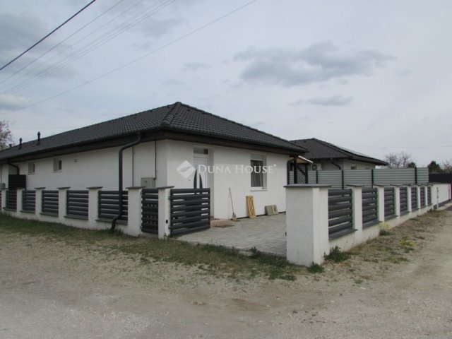 Eladó ikerház, Pilisen 71.9 M Ft, 4 szobás / költözzbe.hu