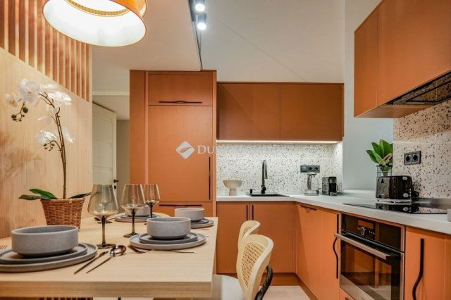 Eladó téglalakás, Budapesten, VII. kerületben 158 M Ft, 4 szobás