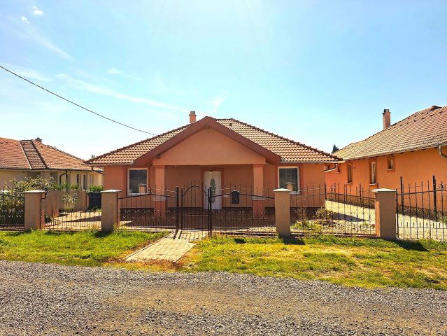 Eladó családi ház, Tapolcán 89 M Ft, 4 szobás