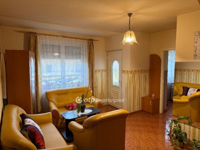 Eladó családi ház, Besenyőtelken 35.9 M Ft, 4+1 szobás