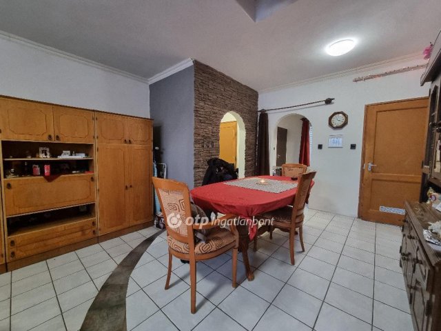 Eladó családi ház, Pápán 48.99 M Ft, 5 szobás