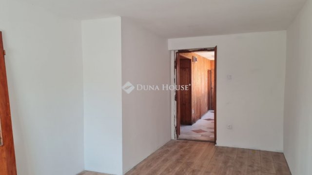 Eladó családi ház, Pécsett 67.9 M Ft, 2 szobás