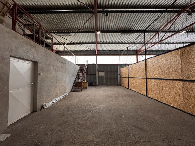 Kiadó ipari ingatlan, Pécsett, Légszeszgyár utcában, 1+1 szobás