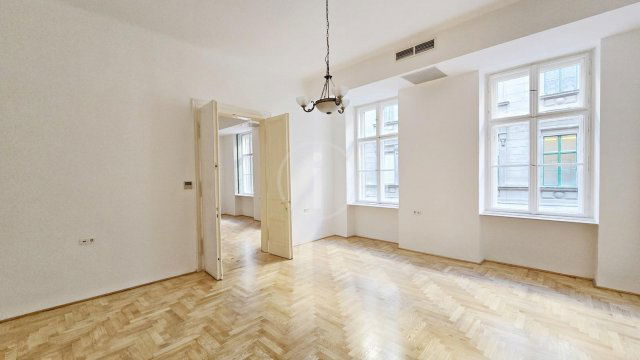 Kiadó iroda, Budapesten, V. kerületben, Ferenciek terén