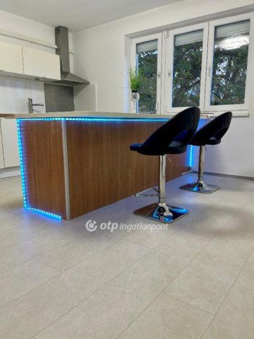 Eladó téglalakás, Komlón 35.4 M Ft, 2 szobás