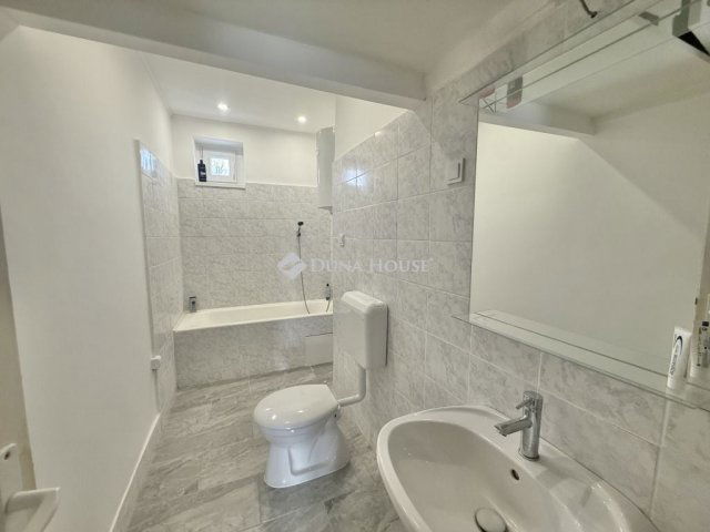 Eladó téglalakás, Komlón, Vörösmarty Mihály utcában 19.5 M Ft