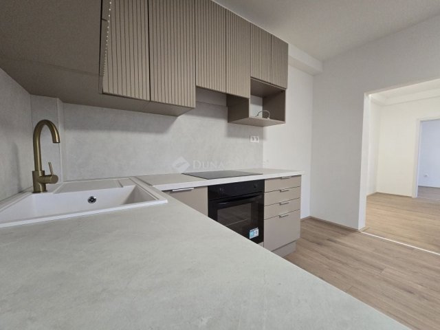 Eladó panellakás, Pécsett 49.9 M Ft, 3 szobás