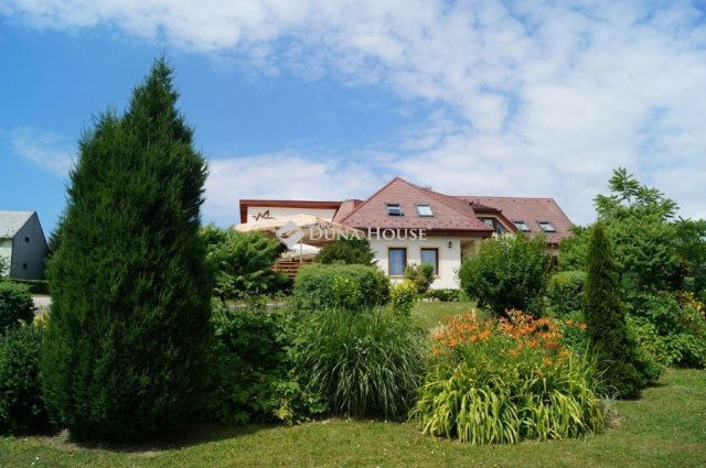 Eladó családi ház, Zircen 265 M Ft, 4 szobás