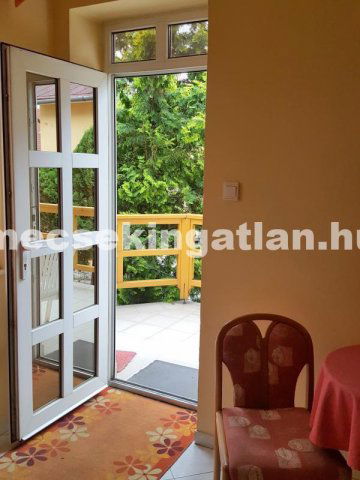 Kiadó családi ház, albérlet, Pécsett, Atléta utcában