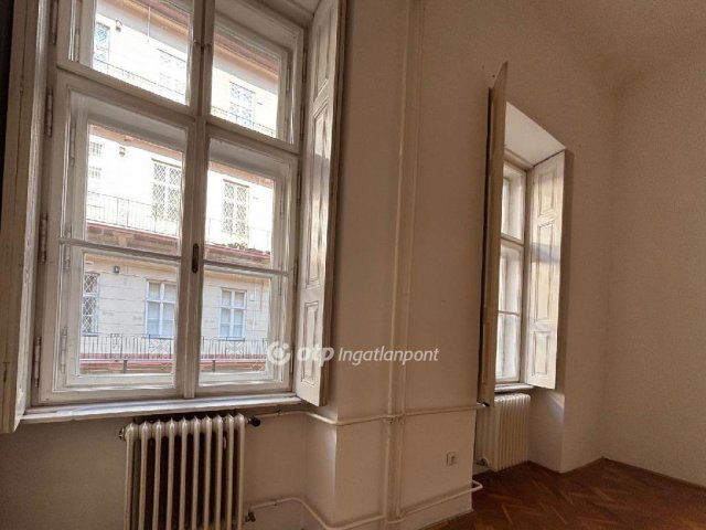 Eladó téglalakás, Budapesten, VI. kerületben 61.9 M Ft, 1 szobás