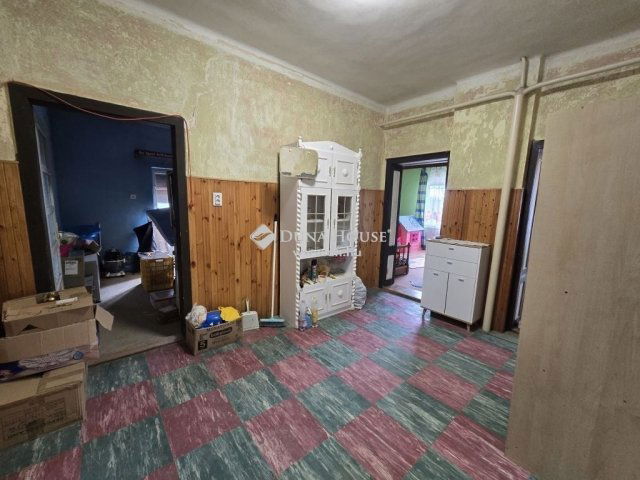 Eladó családi ház, Komlón 29.9 M Ft, 3 szobás