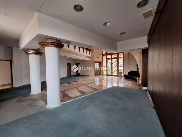 Eladó családi ház, Villányban 130 M Ft, 5 szobás