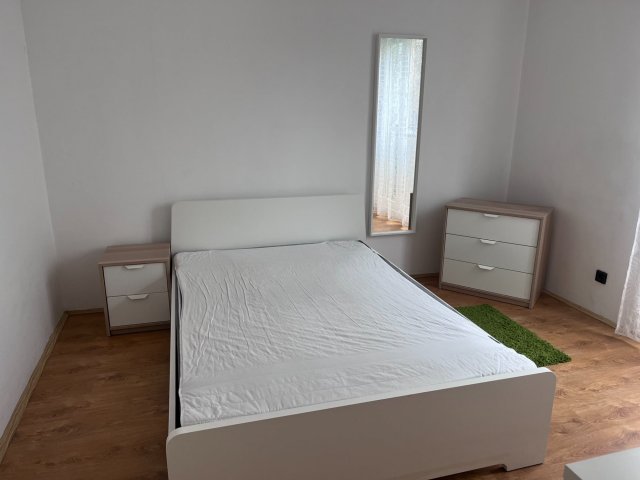 Kiadó panellakás, albérlet, Pécsett, Ajtósi Dürer utcában