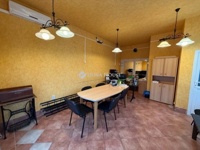Eladó üzlethelyiség, Kisújszálláson 95 M Ft