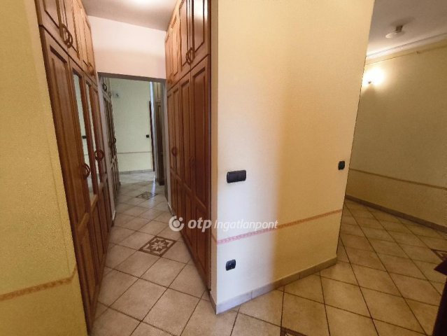 Eladó családi ház, Kápolnásnyéken 159.9 M Ft, 4 szobás