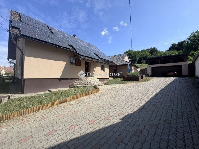 Eladó családi ház, Komlón 89.99 M Ft, 4 szobás