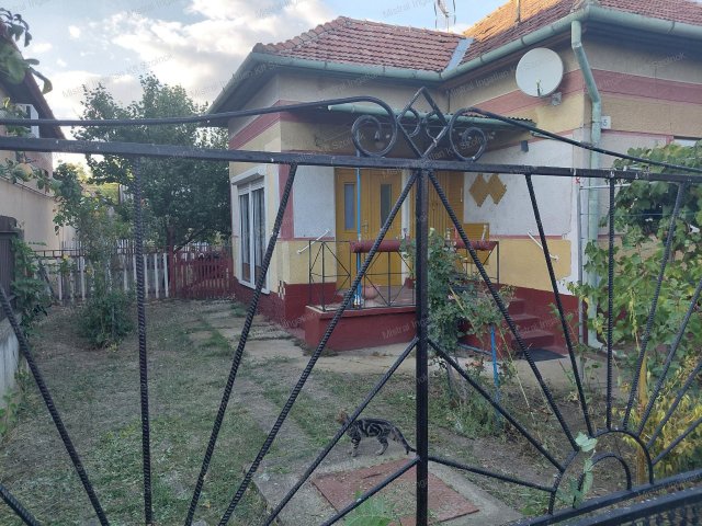 Eladó családi ház, Törökszentmiklóson, Rezeda utcában 23 M Ft