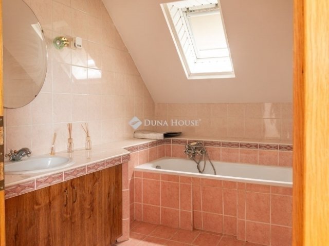 Eladó családi ház, Budapesten, XVIII. kerületben 126 M Ft