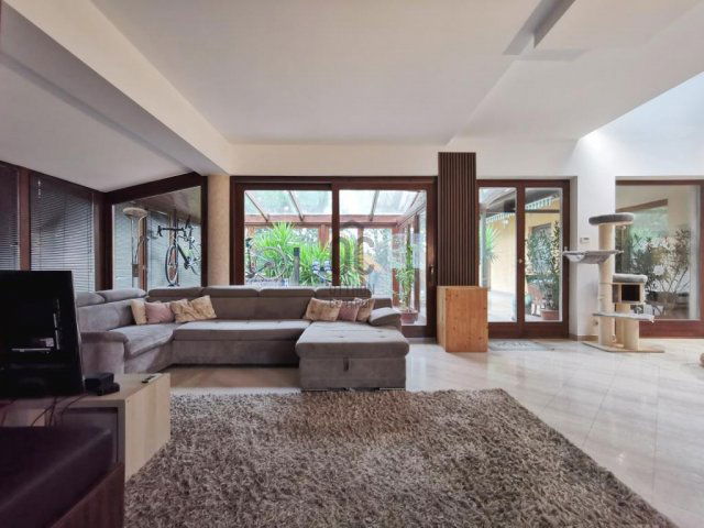 Eladó családi ház, Velencén 225 M Ft, 8 szobás