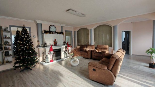 Eladó családi ház, Tahitótfalun 170 M Ft, 5 szobás