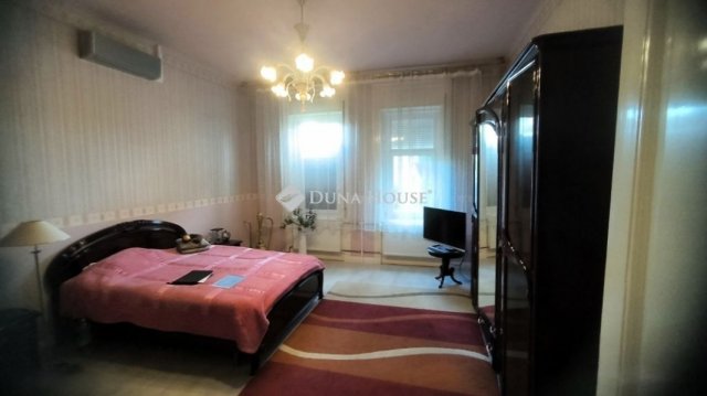 Eladó családi ház, Keszthelyen 232 M Ft, 8 szobás