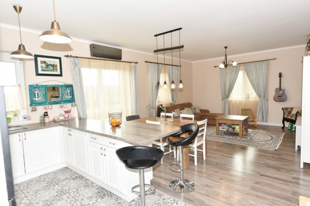 Eladó családi ház, Szentkirályszabadján 105.99 M Ft, 2+4 szobás