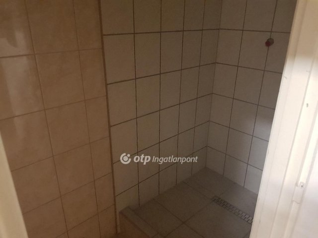 Eladó téglalakás, Szekszárdon 27.5 M Ft, 3 szobás