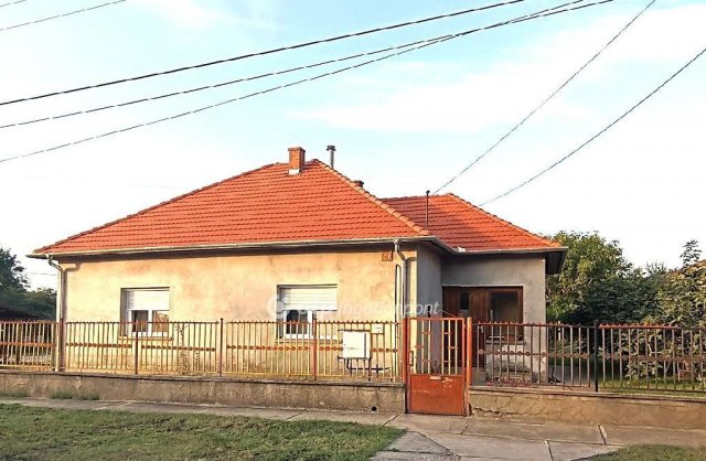 Eladó családi ház, Lakitelken 61 M Ft, 3+1 szobás