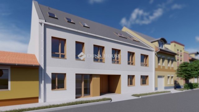 Eladó téglalakás, Baján 68 M Ft, 4 szobás