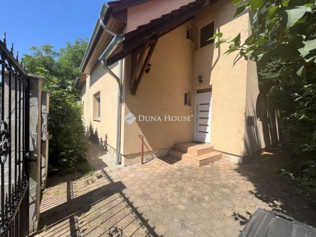 Eladó családi ház, Budapesten, XVI. kerületben, Budapesti úton